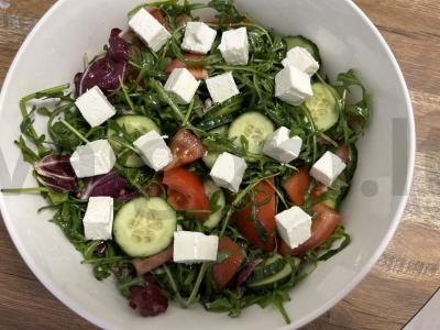 Salotas su rukola, daržovėmis ir brynza Žingsnis 4