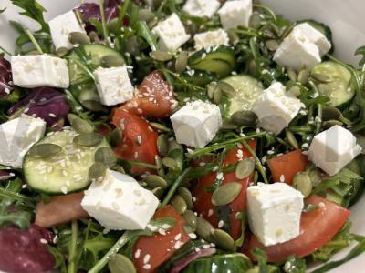 Salotas su rukola, daržovėmis ir brynza Žingsnis 5