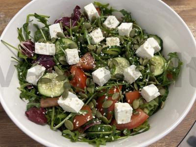 Salotas su rukola, daržovėmis ir brynza pagrindine nuotrauka
