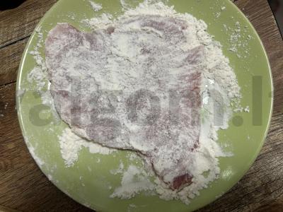 Sultingas kiaulienos šnicelis su džiūvėsėliais Žingsnis 2