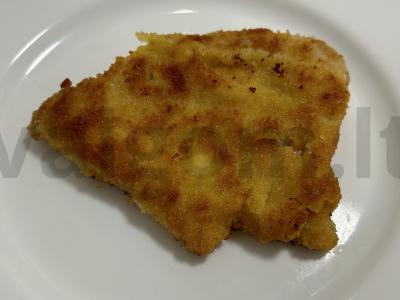 Sultingas kiaulienos šnicelis su džiūvėsėliais pagrindine nuotrauka