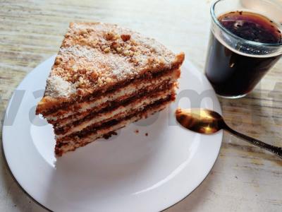 Biskvitinis tortas su virta saldžia grietinėle, rikota ir cinamonu pagrindine nuotrauka