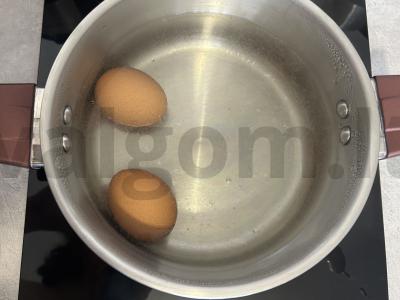 Salotos su vištienos krūtinėle, kiaušiniais ir žaliais žirneliais Žingsnis 1