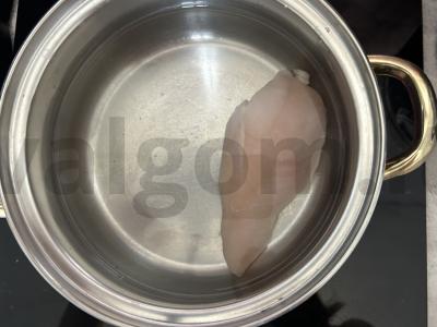 Salotos su vištienos krūtinėle, kiaušiniais ir žaliais žirneliais Žingsnis 2