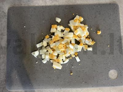 Salotos su vištienos krūtinėle, kiaušiniais ir žaliais žirneliais Žingsnis 3