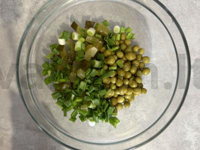 Salotos su vištienos krūtinėle, kiaušiniais ir žaliais žirneliais Žingsnis 6