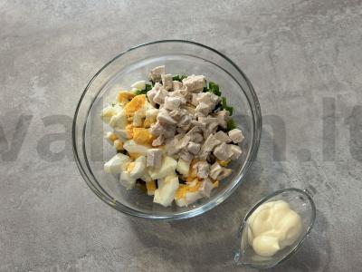 Salotos su vištienos krūtinėle, kiaušiniais ir žaliais žirneliais Žingsnis 7