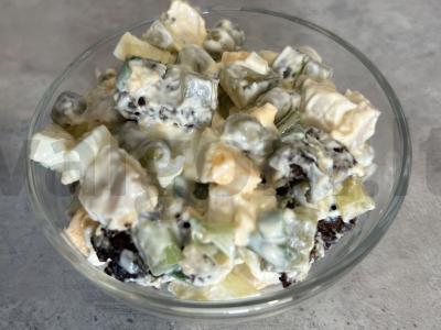 Salotos su vištienos krūtinėle, kiaušiniais ir žaliais žirneliais pagrindine nuotrauka