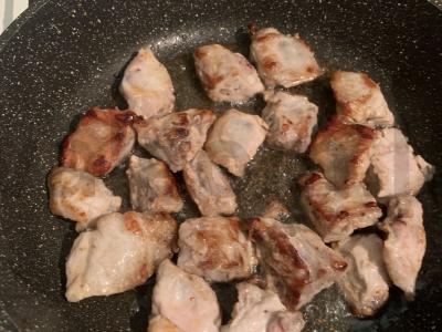 Troškintas bulvės su mėsa Žingsnis 2