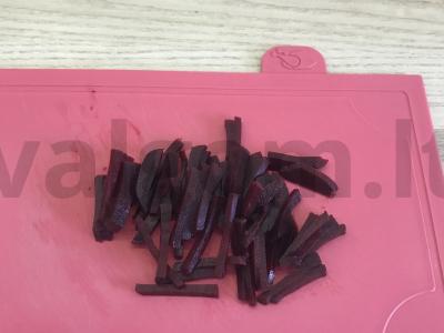 Burokėlių salotos su džiovintais slyvomis Žingsnis 1