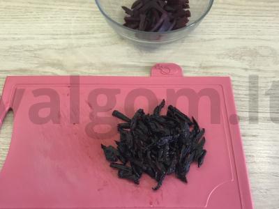 Burokėlių salotos su džiovintais slyvomis Žingsnis 2