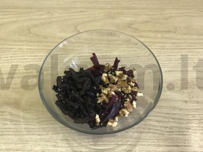 Burokėlių salotos su džiovintais slyvomis Žingsnis 3