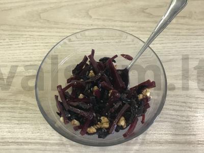 Burokėlių salotos su džiovintais slyvomis Žingsnis 4