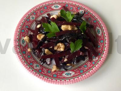 Burokėlių salotos su džiovintais slyvomis pagrindine nuotrauka