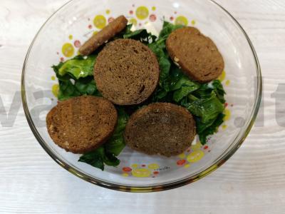 Salotos su špinatais ir česnakiniais skrudintais duoneliais Žingsnis 4