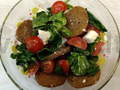 Salotos su špinatais ir česnakiniais skrudintais duoneliais pagrindine nuotrauka