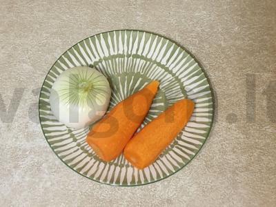 Kiauliena, troškinta su daržovėmis ir žaliu svogūnu Žingsnis 1