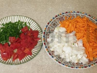 Kiauliena, troškinta su daržovėmis ir žaliu svogūnu Žingsnis 3