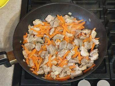 Kiauliena, troškinta su daržovėmis ir žaliu svogūnu Žingsnis 4