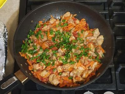 Kiauliena, troškinta su daržovėmis ir žaliu svogūnu Žingsnis 5