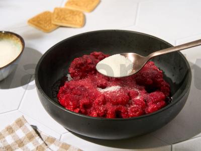 Jogurtas su avietėmis ir sausainiais Žingsnis 1