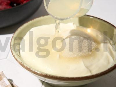 Jogurtas su avietėmis ir sausainiais Žingsnis 2