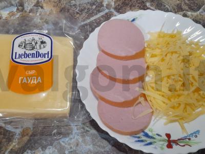 Pita su sūrio, vyšnių ir dešrelės įdaru Žingsnis 1