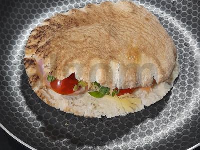 Pita su sūrio, vyšnių ir dešrelės įdaru Žingsnis 4