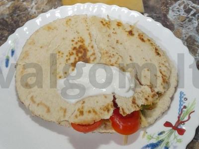 Pita su sūrio, vyšnių ir dešrelės įdaru pagrindine nuotrauka