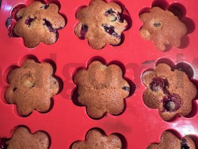 Namų keksiukai su juodąja serbentu Žingsnis 6