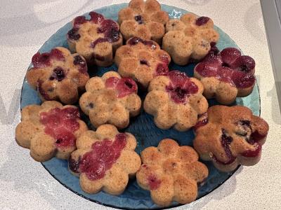 Namų keksiukai su juodąja serbentu pagrindine nuotrauka