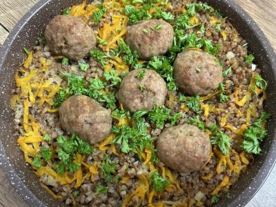 Kepti kotletai su grikių kruopomis orkaitėje pagrindine nuotrauka