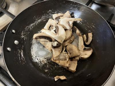 Skani salotos su keptais karamelizuotais grybais Žingsnis 4