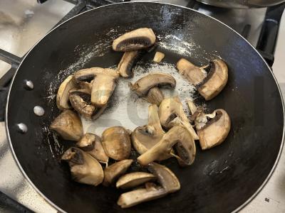 Skani salotos su keptais karamelizuotais grybais Žingsnis 5