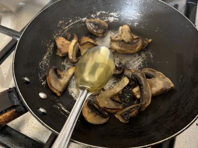 Skani salotos su keptais karamelizuotais grybais Žingsnis 6