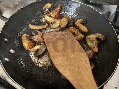 Skani salotos su keptais karamelizuotais grybais Žingsnis 7