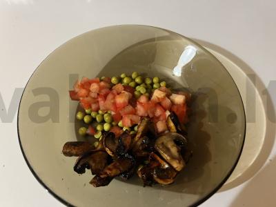 Skani salotos su keptais karamelizuotais grybais Žingsnis 11