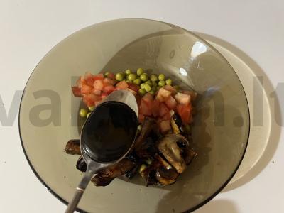 Skani salotos su keptais karamelizuotais grybais Žingsnis 12