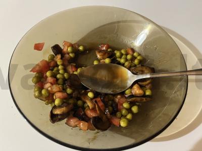 Skani salotos su keptais karamelizuotais grybais Žingsnis 13