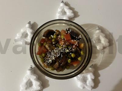 Skani salotos su keptais karamelizuotais grybais pagrindine nuotrauka