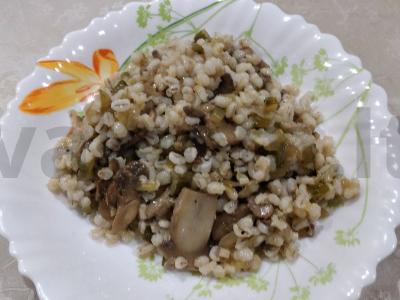 Skaniausia perlų košė su grybais ir marinuotais agurkais pagrindine nuotrauka