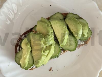 Brusketa su varškės sūriu ir avokadu pagrindine nuotrauka