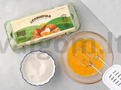 Varškės šarlotė su rožiniu kremu Žingsnis 1