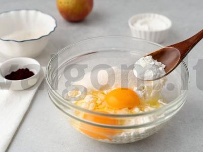 Varškės šarlotė su rožiniu kremu Žingsnis 4