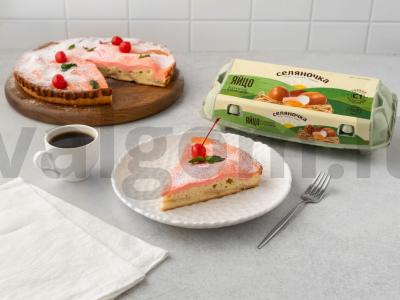 Varškės šarlotė su rožiniu kremu pagrindine nuotrauka