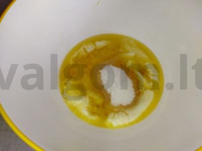 Tarkuota sausainių su uogiene iš žemuogių Žingsnis 2