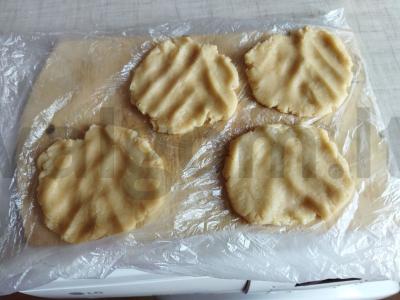 Tarkuota sausainių su uogiene iš žemuogių Žingsnis 5