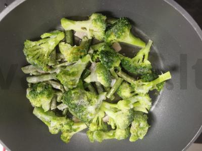 Omletas su brokoliais ir dešra Žingsnis 1