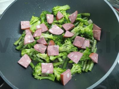 Omletas su brokoliais ir dešra Žingsnis 2