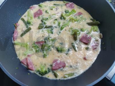 Omletas su brokoliais ir dešra Žingsnis 6